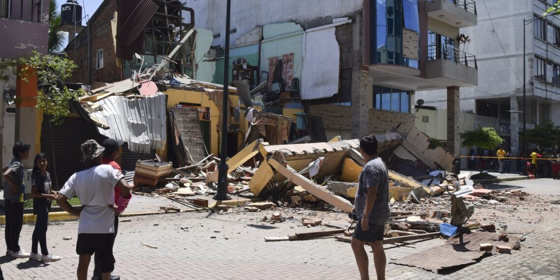 Los residentes miran un edificio que se derrumbó después de que un terremoto sacudiera Machala, Ecuador, el sábado 18 de marzo de 2023. Crédito: AP