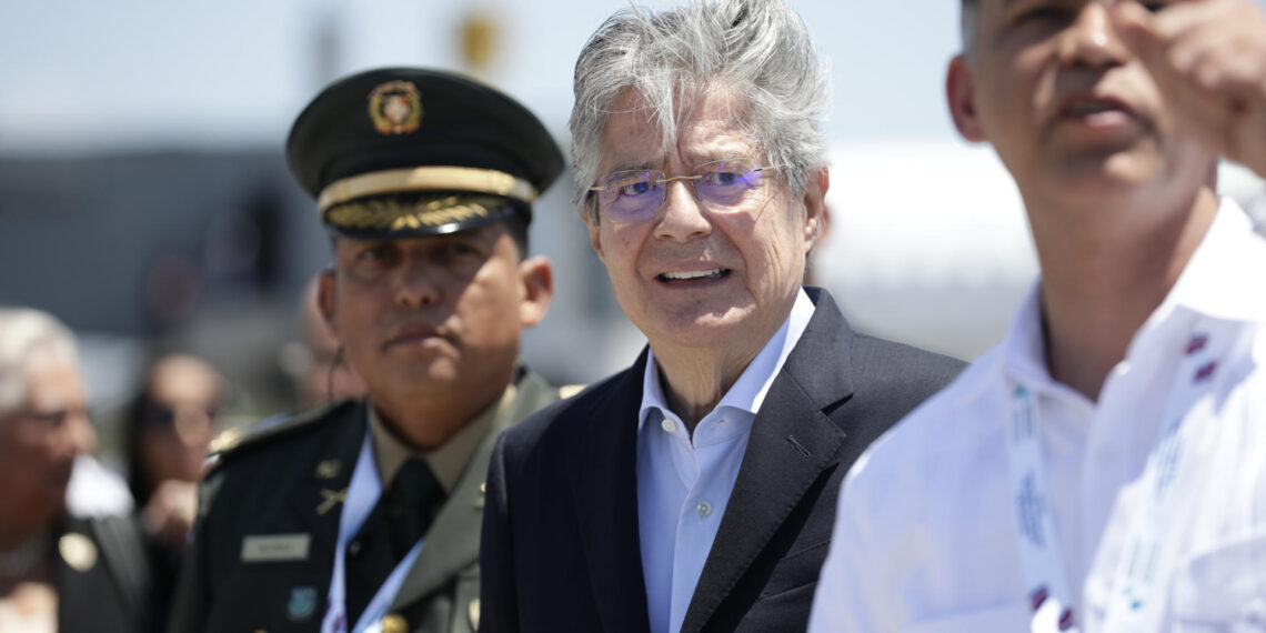 El presidente de Ecuador, Guillermo Lasso, llega al Aeropuerto Las Américas para acudir a la XXVIII Cumbre Iberoamericana, hoy, en Santo Domingo (República Dominicana). EFE/ Bienvenido Velasco