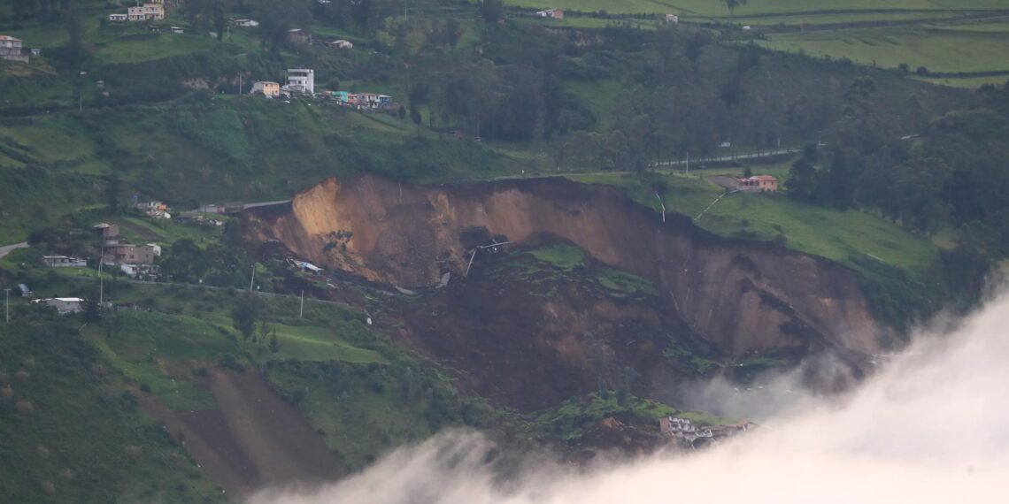 Vista general este lunes, 27 de marzo, de un deslizamiento de tierra en Alausí (Ecuador). EFE/José Jácome