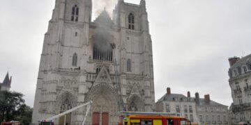 Imagen del 18 de julio de 2020 durante el incendio en la catedral de Nantes. FRANCE OUT / SHUTTERSTOCK OUT[FRANCE OUT / SHUTTERSTOCK OUT]