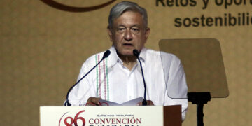 El presidente de México, Andrés Manuel López Obrador habla en la inauguración de la 86 Convención Bancaria hoy, en la ciudad de Mérida, estado de Yucatán (México). EFE/Lorenzo Hernández