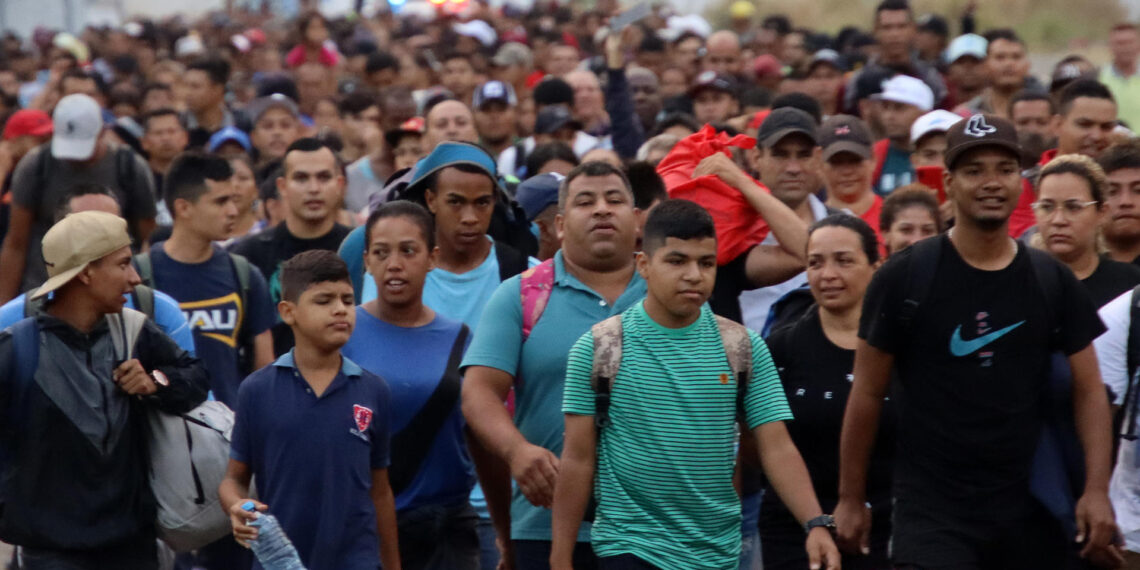 Migrantes caminan en caravana partiendo del municipio de Tapachula, hoy en el estado de Chiapas (México). EFE/Juan Manuel Blanco