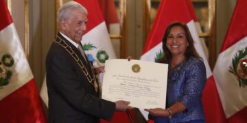 El escritor hispano-peruano Mario Vargas Llosa, recibió la condecoración del Gran Collar de la Orden del Sol, de manos de la presidenta de Perú, Dina Boluarte (Foto: EFE)