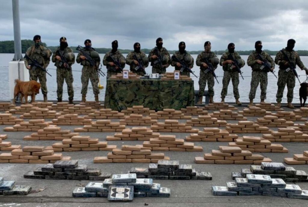 Militares ecuatorianos hallaron 280 paquetes de sustancias ilegales, presumiblemente droga, durante unas operaciones efectuadas en la provincia andina de Carchi (Foto: El Telégrafo)
