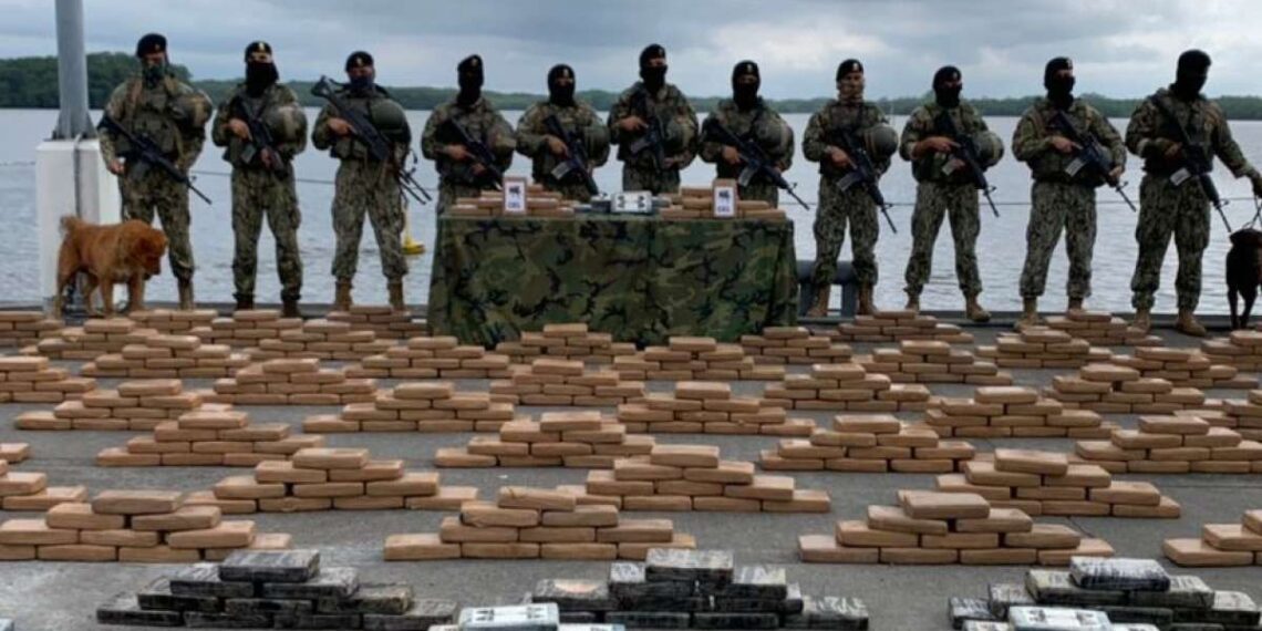 Militares ecuatorianos hallaron 280 paquetes de sustancias ilegales, presumiblemente droga, durante unas operaciones efectuadas en la provincia andina de Carchi (Foto: El Telégrafo)