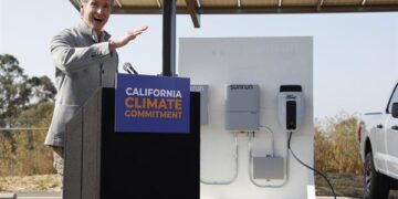 El gobernador de California, Gavin Newsom, confirmó que su estado no hará negocios con cadenas como Walgreens (Foto: EFE)