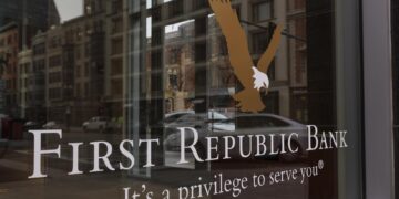 Detalle de un logo del banco estadounidense First Republic Bank en una de sus sedes en Boston (Massachusetts, EE.UU.). EFE/CJ Gunther