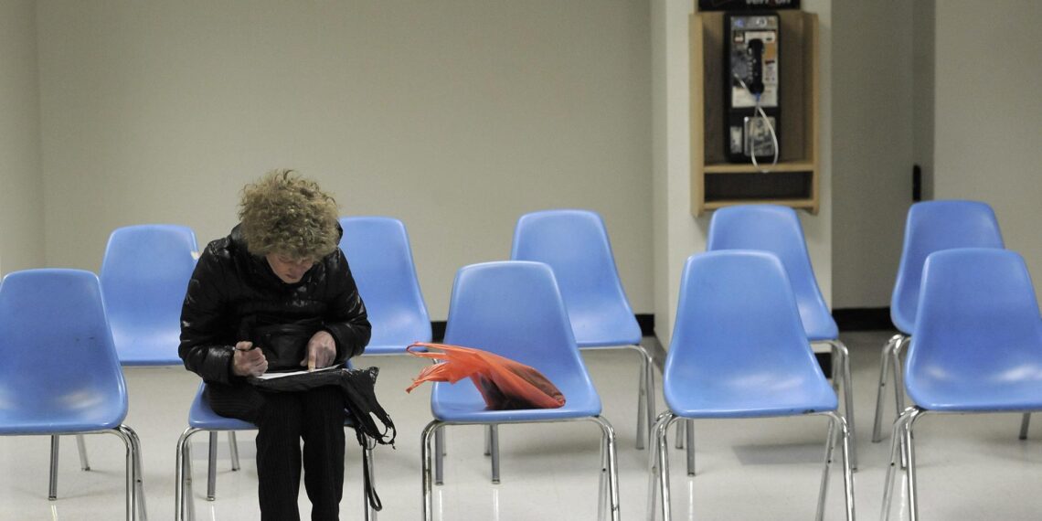 Una persona diligencia un formato de solicitud de empleo en EE.UU., en una fotografía de archivo. EFE/Justin Lane