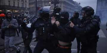 Policías franceses arrestan a un manifestante durante una protesta contra la reforma del sistema de pensiones en París este 23 de marzo. EFE/EPA/YOAN VALAT