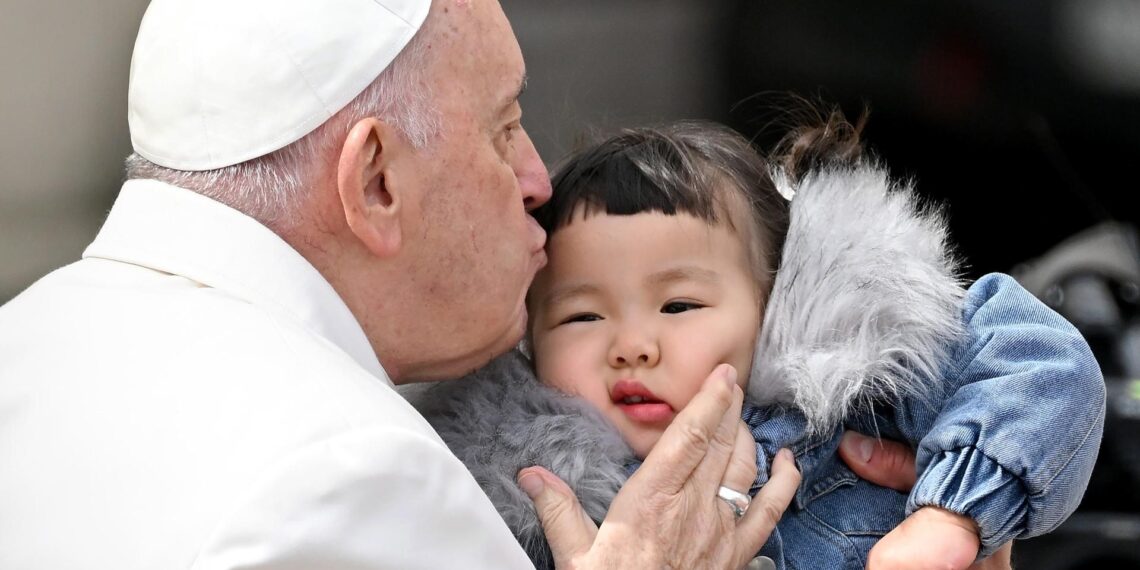 El Papa Francisco besa a un niño este miércoles al final de su audiencia general semanal en la Plaza de San Pedro, Ciudad del Vaticano, este miércoles.EFE/Ettore Ferrari