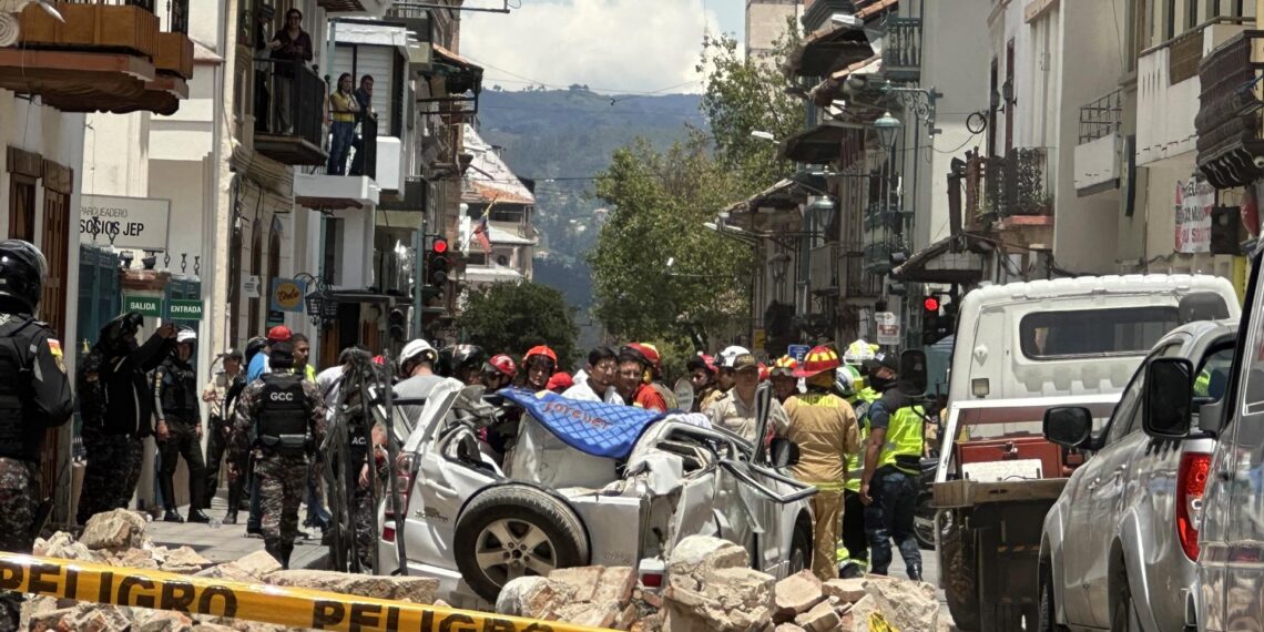 Fotografía de los daños ocasionados por el sismo de magnitud 6,5 en la escala abierta de Richter ayer en la ciudad de Cuenca (Ecuador). EFE/Robert Puglla