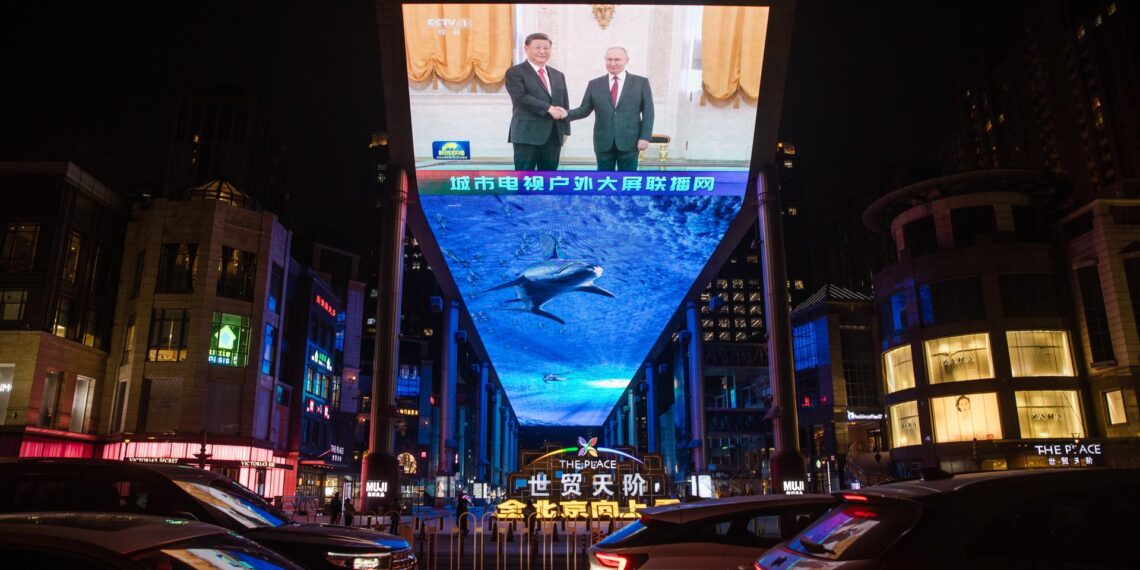Imagen reciente del encuentro de los presidentes chino, Xi Jinping, y ruso, Vladimir Putin, en una pantalla gigante en Pekín. EFE/EPA/WU HAO