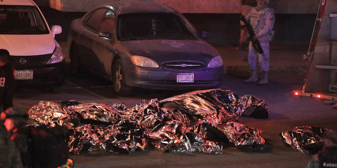 Los cuerpos de migrantes fallecidos durante un incendio en las instalaciones del Instituto Nacional de Migración (INM), la noche del 27 de marzo de 2023, en Ciudad Juárez, Chihuahua (México). EFE/Luis Torres