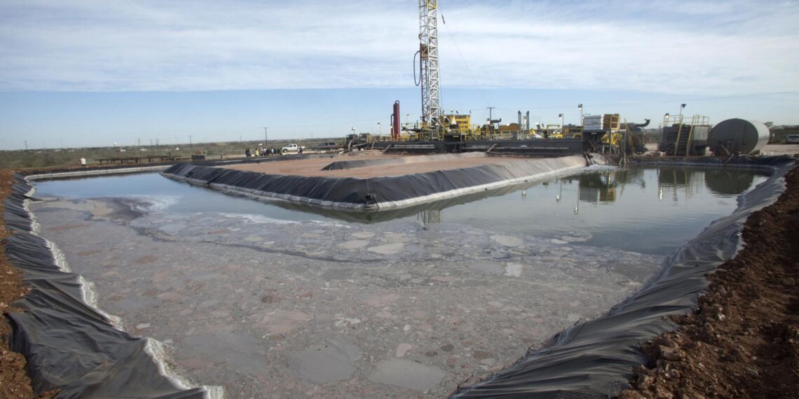 Al cierre de las operaciones bursátiles en Nueva York, el barril de petróleo intermedio de Texas (WTI) para entrega en abril bajó 1,61 dólares, con respecto al cierre del día anterior. En la imagen un registro de archivo de un pozo petrolero de la compañía Windsor Energy, en la localidad de Midland (Texas, EE.UU). EFE/Caty Arévalo