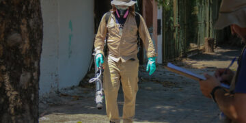 Fotografía de archivo, tomada el pasado 8 de febrero, en la que se registró a un brigadista del Servicio Nacional de Erradicación del Paludismo (Senepa), durante una jornada de limpieza y fumigación contra el chikunguña, en Asunción (Paraguay). EFE/Ruben Peña