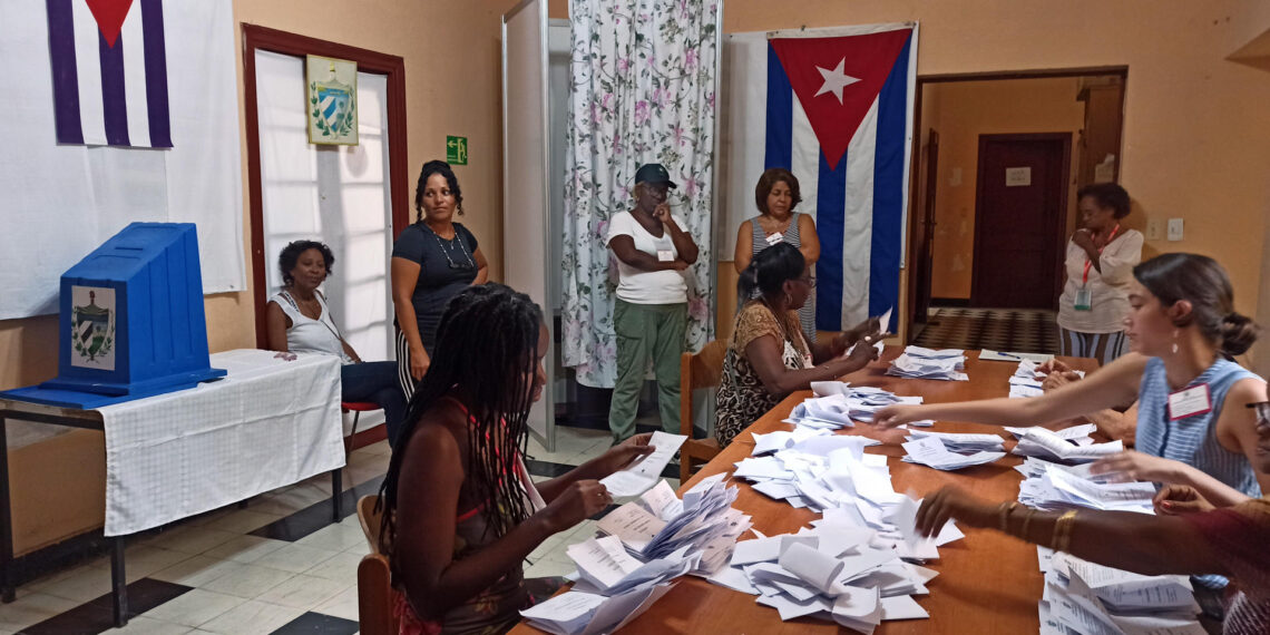 Miembros de una mesa de votación fueron registrados este domingo, 26 de marzo, al realizar el conteo de votos, al cierre de la jornada de elecciones parlamentarias, en La Habana (Cuba). EFE/Ernesto Mastrascusa