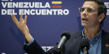 El líder opositor venezolano Henrique Capriles fue registrado este lunes, 13 de marzo, durante una rueda de prensa, en Caracas (Venezuela). EFE/Miguel Gutiérrez