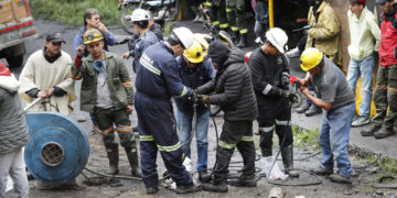 Decenas de personas fueron registradas este miércoles, 15 de marzo, al ayudar en las labores de rescate de una veintena de mineros atrapados en un socavón de carbón, donde ocurrió una explosión, en Sutatausa (Colombia). EFE/Mauricio Dueñas