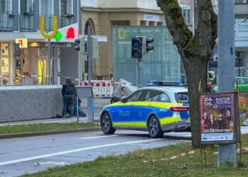 La policía aseguró el perímetro en una farmacia donde se tomó varios rehenes en la localidad Karlsruhe (Foto: EFE)