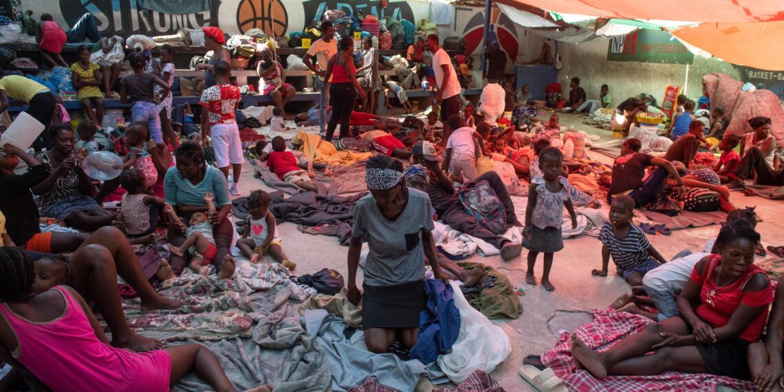 Vista de un refugio donde hay más de 1200 personas, la mayoría son niñas y mujeres mayores, debido a los enfrentamientos entre bandas armadas, en Puerto Príncipe (Haití), en una fotografía de archivo. EFE/Johnson Sabin