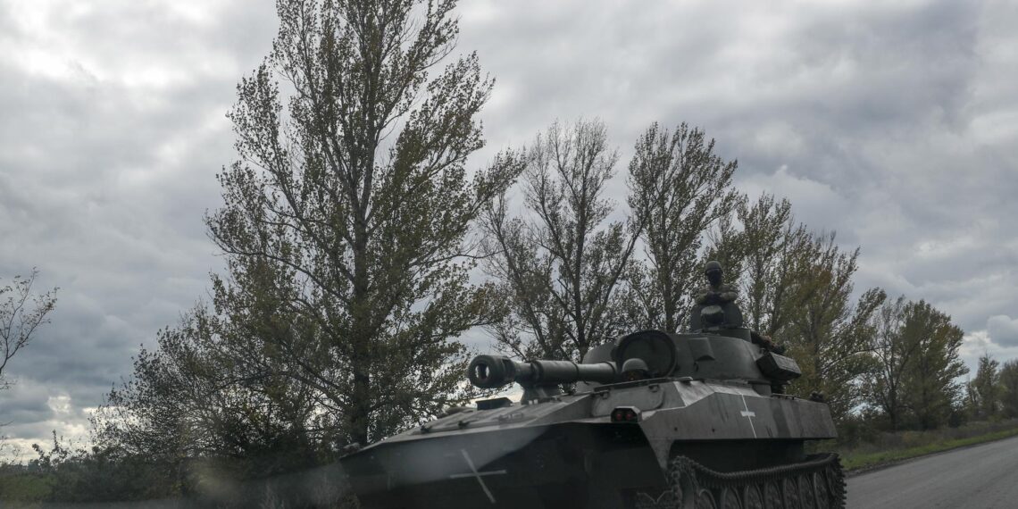 Un soldado ucraniano encima de un tanque en la carretera que conduce a la ciudad recién liberada de Kupiansk, al este de Kharkiv, Ucrania, el 3 de octubre de 2022. EFE/EPA/ATEF SAFADI
