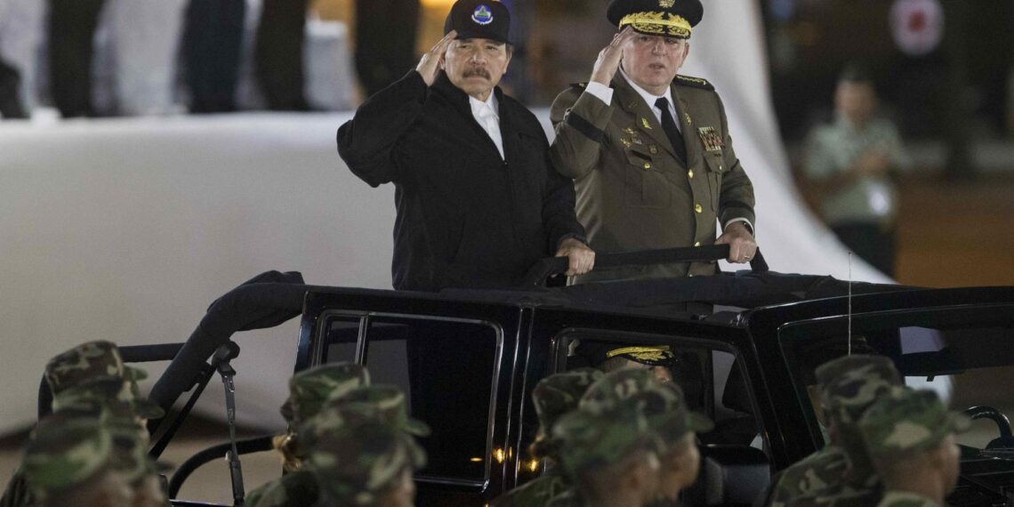 El presidente de Nicaragua, Daniel Ortega (i), junto al jefe de las Fuerzas Armadas de Nicaragua, el general del Ejército Julio César Avilés Castillo (d), en una fotografía de archivo. EFE/Jorge Torres