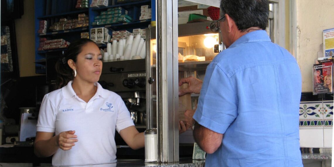 Fotografía de archivo en donde se ve a una camarera sirviendo café en  Miami, Florida. EFE/Gaston De Cardenas