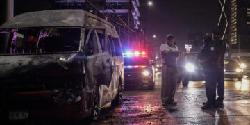 Vista de un vehículo incendiad en la ciudad de Tijuana, estado de Baja California (México), en un ataque que autoridades le adjudicaron al Cártel Jalisco Nueva Generación, en una fotografía de archivo.. EFE/Joebeth Terriquez