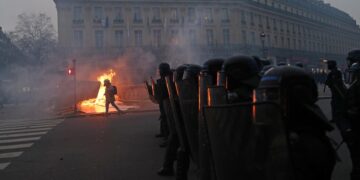 Disturbios durante las protestas de este jueves contra la reforma de las pensiones en Paris. EFE/EPA/MOHAMMED BADRA