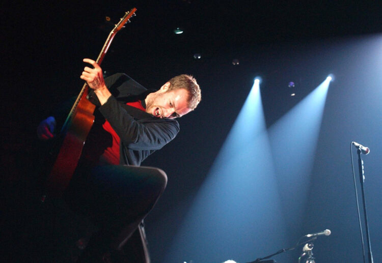 Fotografía de archivo en la que se registró a Chris Martin, líder de la banda británica de rock Coldplay, durante una presentación en Zurich (Suiza). EFE/Steffen Schmidt
