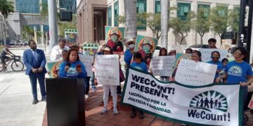 FLIC organizó una manifestación ante la sede de los juzgados en Miami contra un proyecto de ley de DeSantis (Foto: EFE)