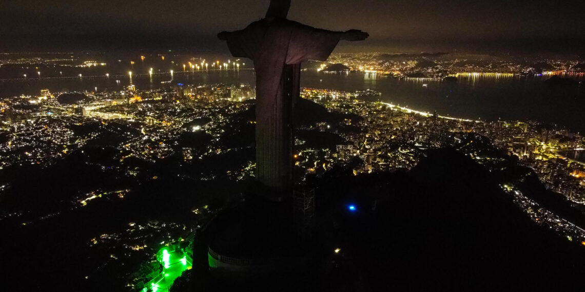 Fotografía tomada por un dron de la estatua del Cristo Redentor con las luces apagadas, hoy en Río de Janeiro (Brasil). EFE/André Coelho