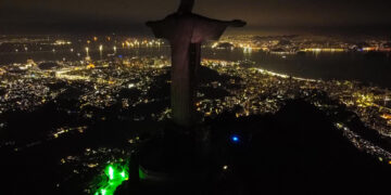 Fotografía tomada por un dron de la estatua del Cristo Redentor con las luces apagadas, hoy en Río de Janeiro (Brasil). EFE/André Coelho