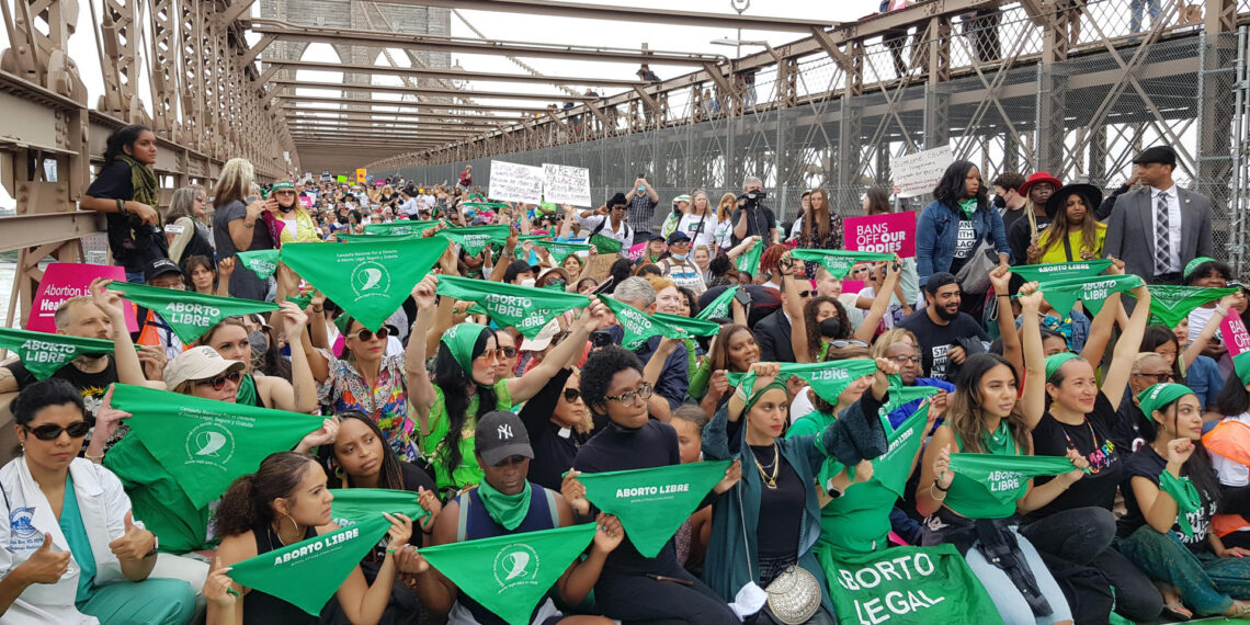Imagen de archivo de mujeres se manifiestan en el puente de Brooklyn en defensa del aborto libre, en Nueva York (EE.UU). EFE/Jorge Fuentelsaz
