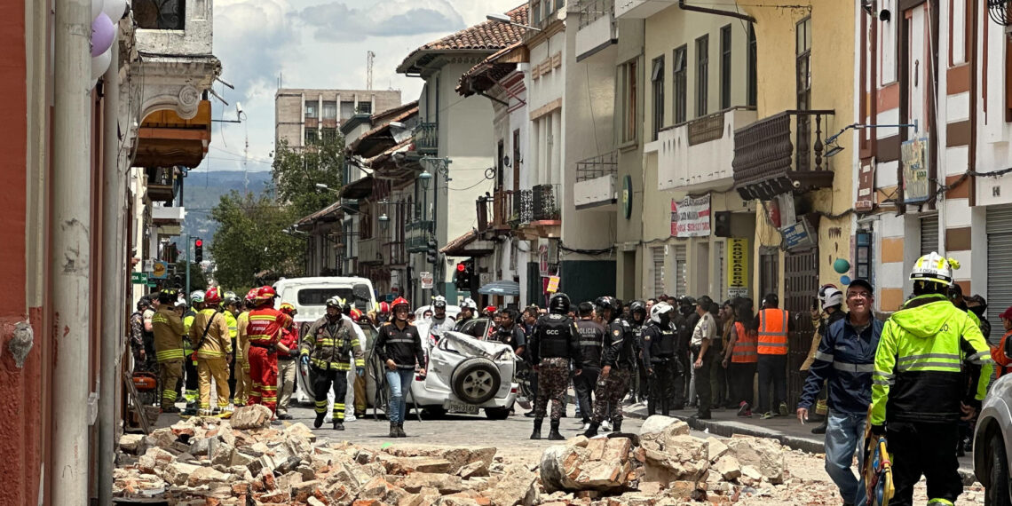 Fotografía de los daños ocasionados por el sismo de magnitud 6,5 en la escala abierta de Richter, el 18 de marzo de 2023, en la ciudad de Cuenca (Ecuador). EFE/Robert Puglla