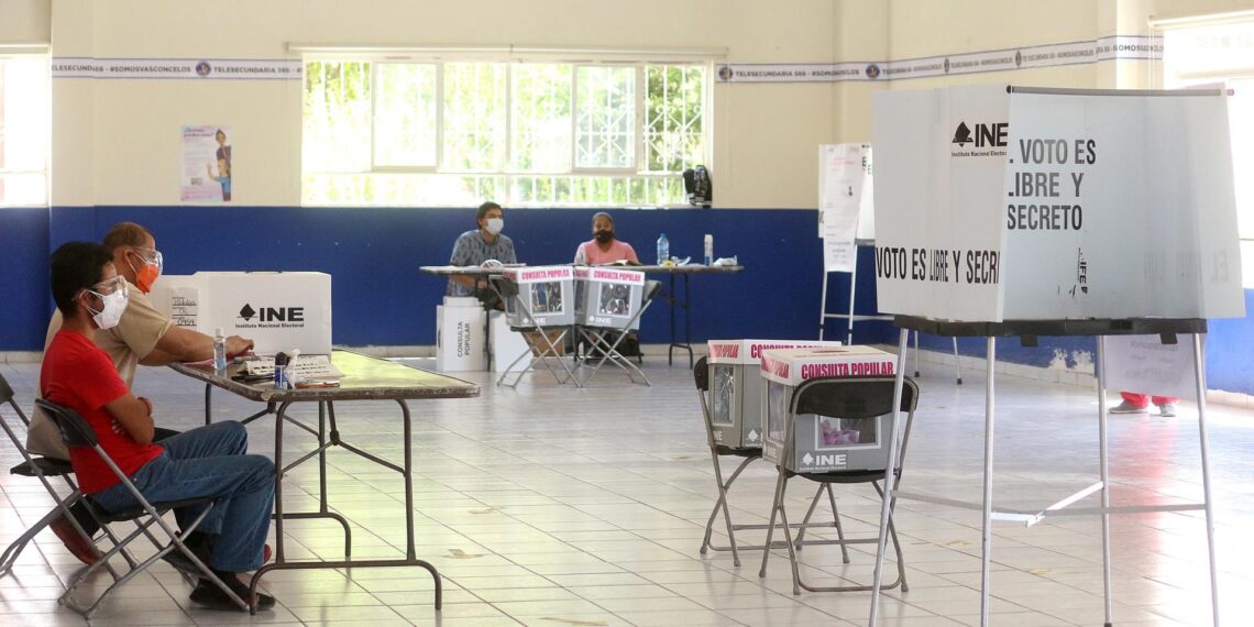 Vista general de un puesto de votación durante una jornada de la consulta popular. Imagen de archivo. EFE/ David Martínez Pelcastre