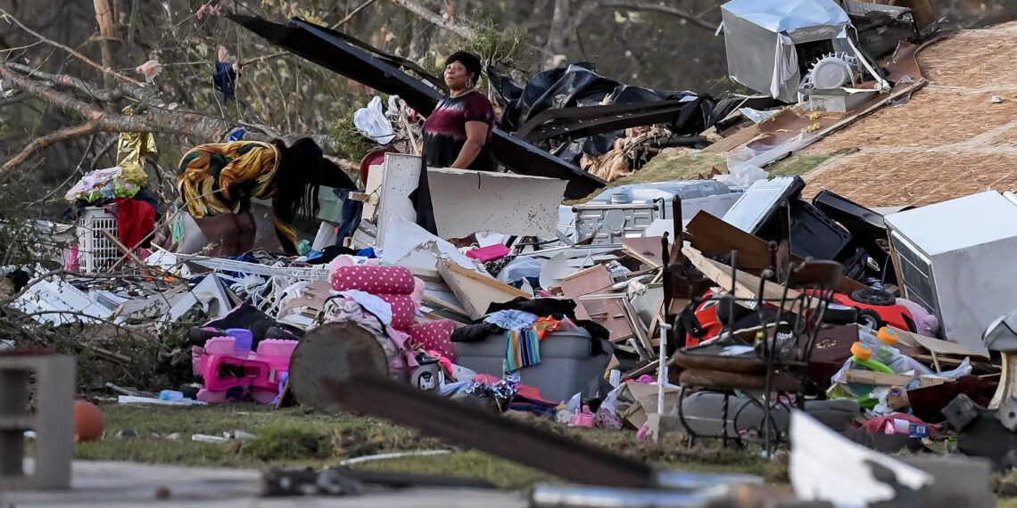 Una mujer fue registrada este sábado, 25 de marzo, en medio de los destrozos que causó el paso de un tornado por la localidad de Wren (Misisipi, EE.UU.). Al menos 26 personas muertas y millonarias pérdidas materiales deja el paso de una ola de tornados por el sur del país. EFE/Thomas Graning
