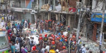Bomberos inspeccionan el lugar de una explosión en el área de Siddique Bazar en Dhaka (Foto: EFE)