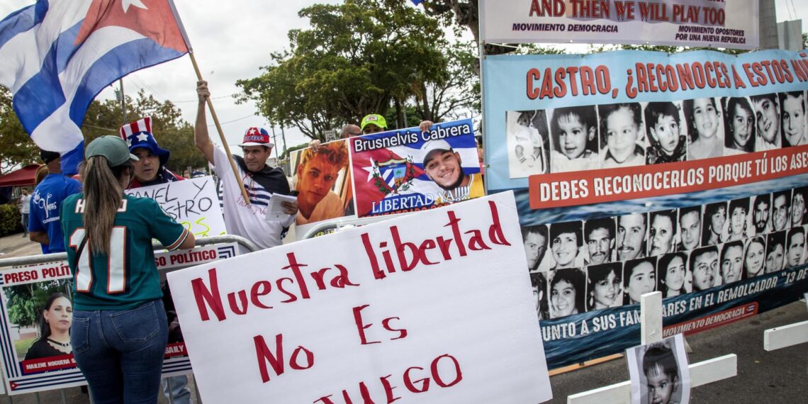 Personas participan, este 19 de marzo de 2023 en Miami, en una manifestación de rechazo a la presencia de la selección cubana en el Clásico Mundial de Béisbol. EFE/Cristóbal Herrera