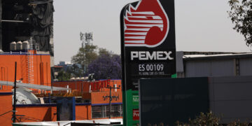 Fotografía de archivo que muestra una gasolinera de Petróleos Mexicanos en Ciudad de México (México). EFE/ Sashenka Gutiérrez