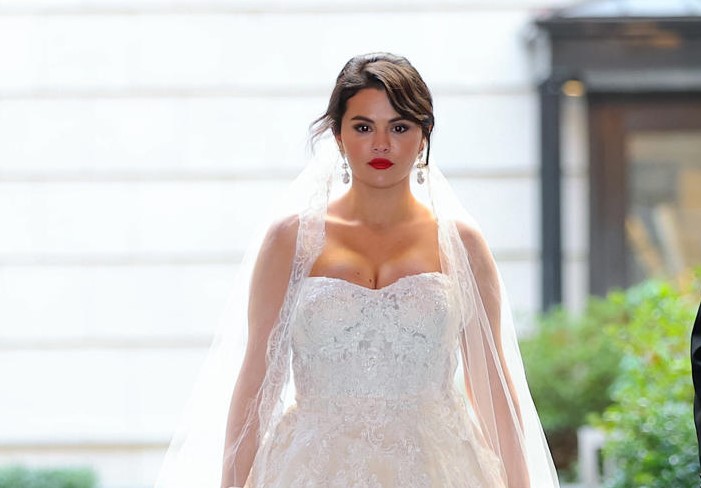 La actriz y cantante fue vista por las calles de Nueva York con un vestido de novia. Las fotos rápidamente encendieron la red (Foto: MSN)
