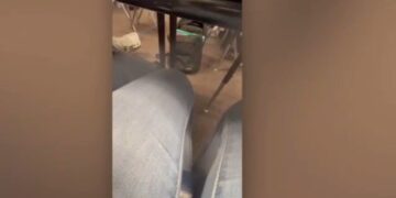 Captura del vídeo que muestra a una profesora reprendiendo a sus estudiantes de séptimo grado. Imagen: Twitter/@DeidraDukesFOX5
