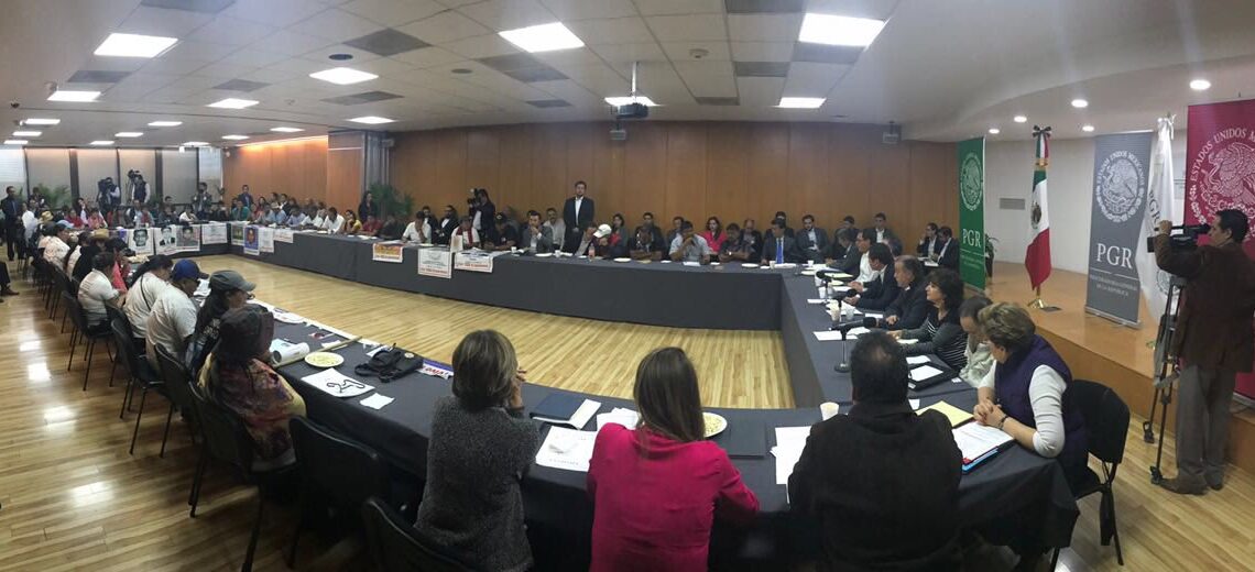 Reunión entre familiares de 43 estudiantes y la Fiscalía General de la República de México por el caso Ayotzinapa. Foto: Twitter/@FGRMexico