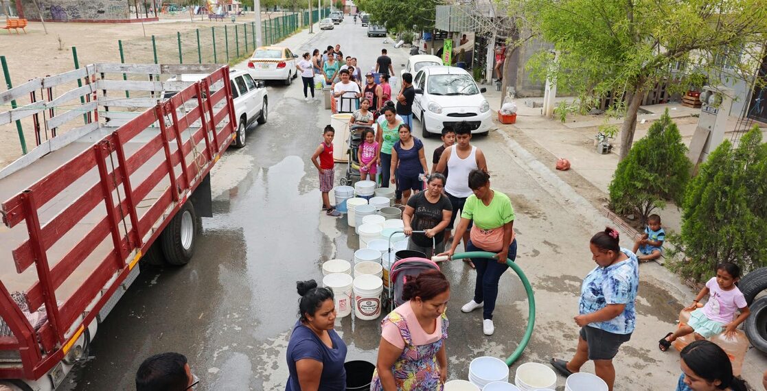 Colectivos y activistas en defensa del agua en el estado de Nuevo León, norte de México, anunciaron que promoverán amparos colectivos para buscar que el Gobierno estatal les garantice 100 litros diarios de agua por persona. (Foto: AguaORGMX)