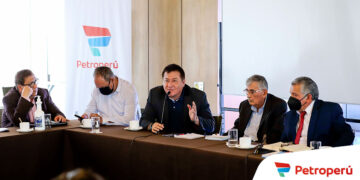 El exgerente general de Petroperú, Hugo Ángel Chavez Arévalo, dirigiendo una reunión de trabajo