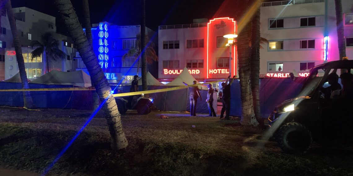 Según varios testigos que se encontraban en un restaurante cercano a donde sucedieron los hechos, se escucharon entre cinco y siete disparos, generando pánico entre quienes festejaban en la concurrida zona. (Foto: @aaron_leib)