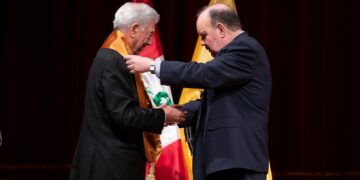 Mario Vargas Llosa fue condecorado por la Municipalidad de Lima (Foto: @MuniLima)