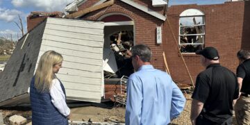 El gobernador de Georgia, Brian P. Kemp, revisando los daños ocurridos en Georgia por tormentas. Foto: Twitter/@GovKemp