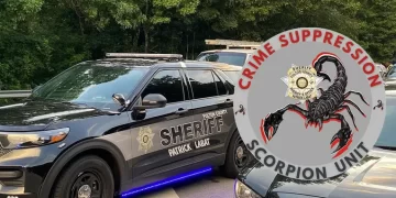 Una foto compuesta de la Unidad SCORION de la Oficina del Sheriff del Condado de Fulton y su logotipo (Oficina del Sheriff del Condado de Fulton)