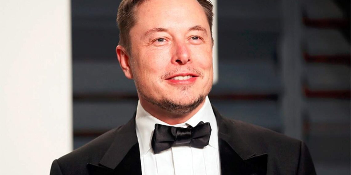 El magnate Elon Musk, propietario único de Twitter, aseguró en una nota interna a sus empleados que el valor de la empresa ha caído a los 20.000 millones de dólares, menos de la mitad de los 44.000 que él pagó en su compra el pasado octubre. (Foto: Ecured)